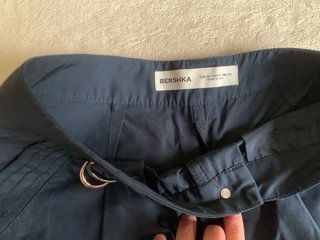 Pantalón tipo cargo azul marino con bolsillos
