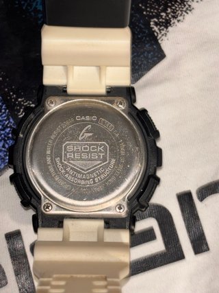 Casio G-Shock Negro y Blanco