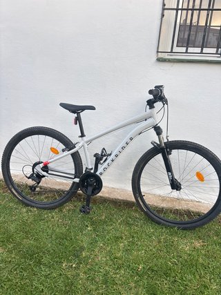 Bicicleta Rockrider Blanca y casco rockrider .