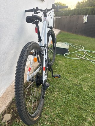 Bicicleta Rockrider Blanca y casco rockrider .