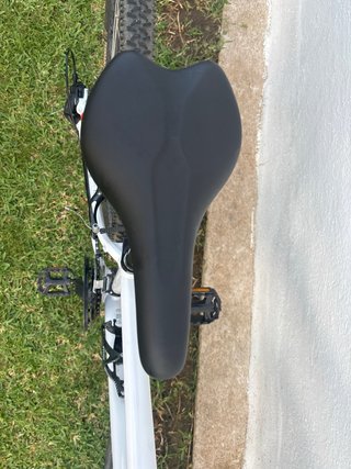 Bicicleta Rockrider Blanca y casco rockrider .