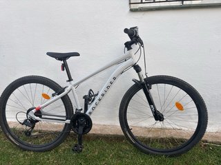 Bicicleta Rockrider Blanca y casco rockrider .