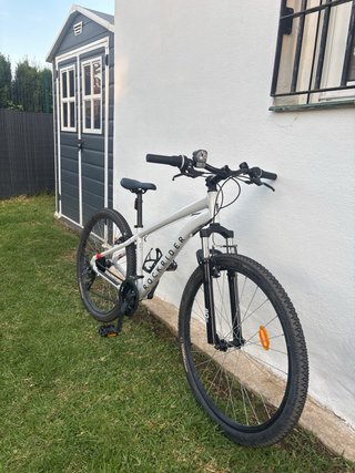 Bicicleta Rockrider Blanca y casco rockrider .