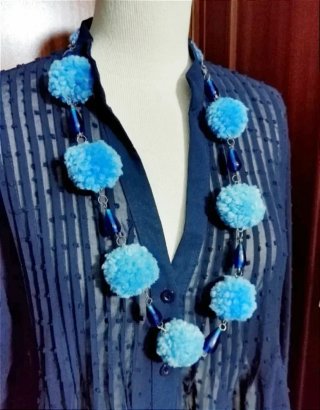Blusa transparente con collar azul