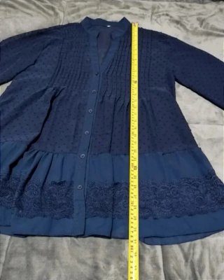 Blusa transparente con collar azul