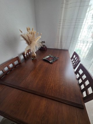 Mesa extensible y 4 sillas de madera