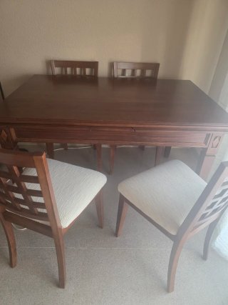 Mesa extensible y 4 sillas de madera