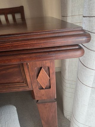 Mesa extensible y 4 sillas de madera