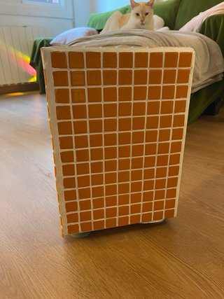 Mesita auxiliar de azulejos naranjas hecha a mano