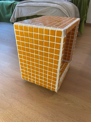 Mesita auxiliar de azulejos naranjas hecha a mano