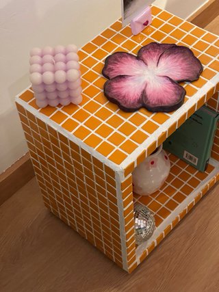 Mesita auxiliar de azulejos naranjas hecha a mano