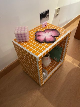 Mesita auxiliar de azulejos naranjas hecha a mano