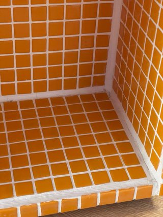 Mesita auxiliar de azulejos naranjas hecha a mano