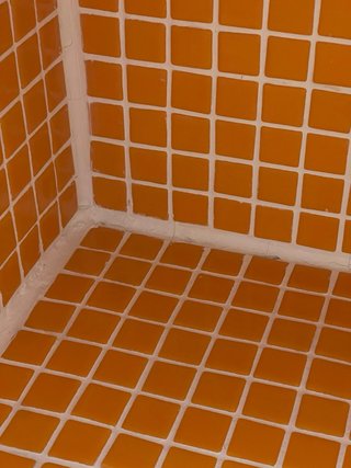 Mesita auxiliar de azulejos naranjas hecha a mano
