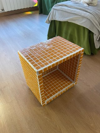 Mesita auxiliar de azulejos naranjas hecha a mano