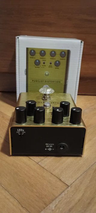 Fender Pugilist Distortion Pedal Dorado