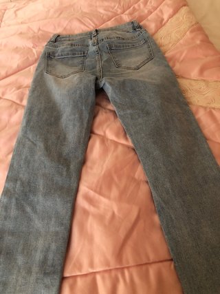 Pantalón vaquero desgastado con texto