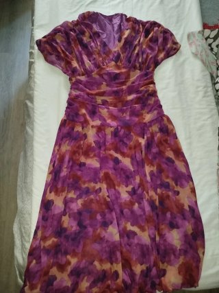 Vestido midi floral sin estrenar.talla M.