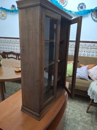 Vitrina de madera con estantes