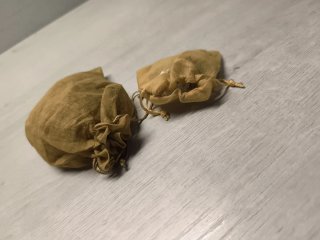 Orecchini artigianali dorati con perline
