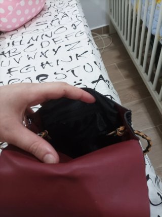 Mala tiracolo em couro com detalhe de gato