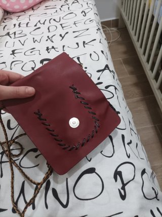 Mala tiracolo em couro com detalhe de gato