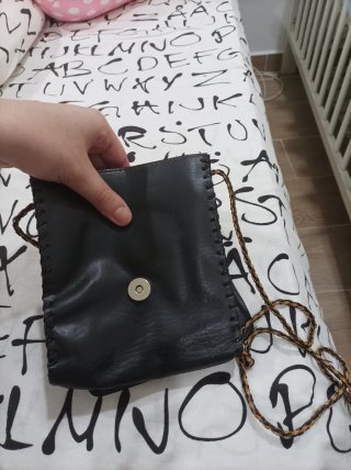 Mala tiracolo em couro com detalhe de gato