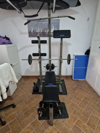Banco de pesas con barra y discos