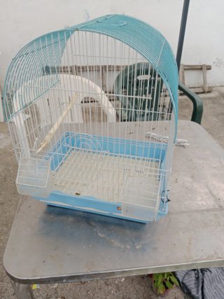 Jaula para pájaros azul y blanca