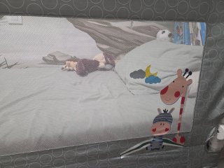 Barrera de seguridad infantil con jirafa