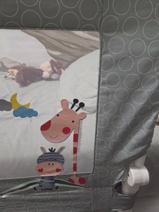 Barrera de seguridad infantil con jirafa
