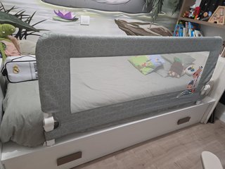 Barrera de seguridad infantil con jirafa