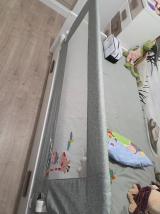 Barrera de seguridad infantil con jirafa