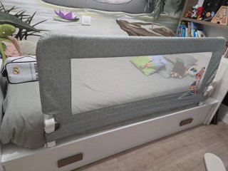 Barrera de seguridad infantil con jirafa