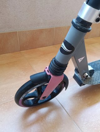 Patinete plegable gris y rosa