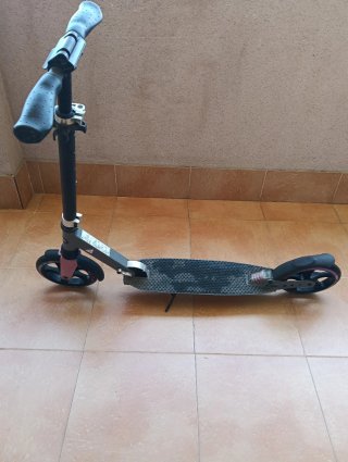 Patinete plegable gris y rosa