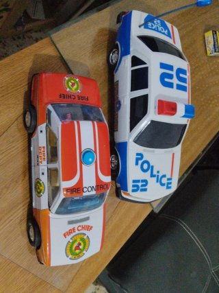 Coches de juguete antiguos: Policía y Bomberos