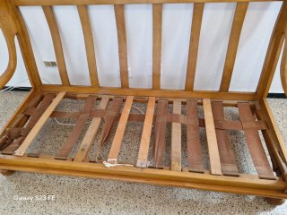 Sofá de 3 plazas con estructura de madera
