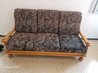 Sofá de 3 plazas con estructura de madera