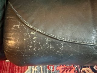 Sofá de piel verde con detalles de madera