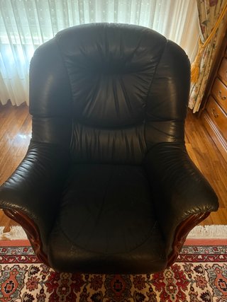 Sofá de piel verde con detalles de madera