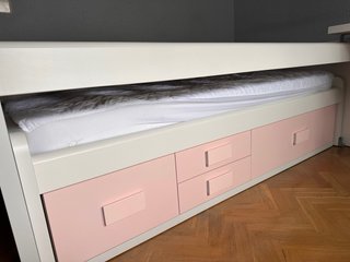 Cama juvenil con escritorio y cajones.