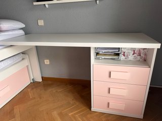 Cama juvenil con escritorio y cajones.