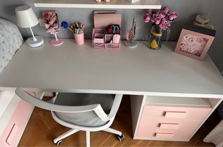 Cama juvenil con escritorio y cajones.