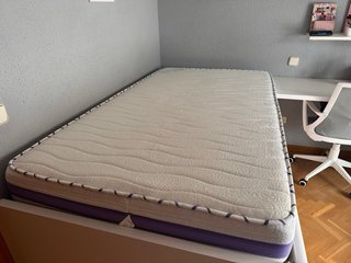 Cama juvenil con escritorio y cajones.