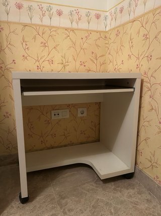 Escritorio blanco de madera