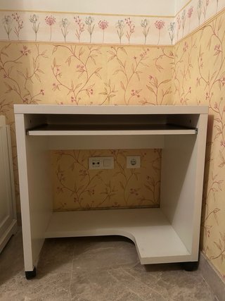 Escritorio blanco de madera