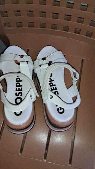 Sandalias Giossepo blancas y marrones