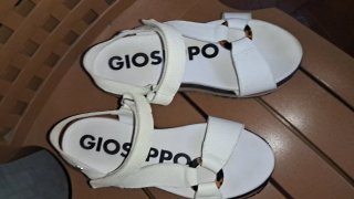 Sandalias Giossepo blancas y marrones