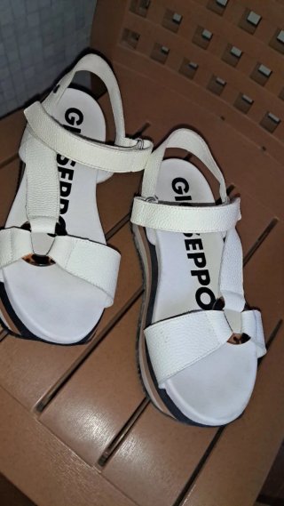 Sandalias Giossepo blancas y marrones